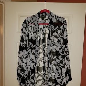 22/24 W Black and White Abstract Sheer Top